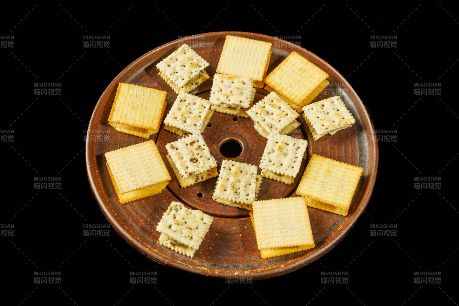 圆形盘上的饼干拼图图片