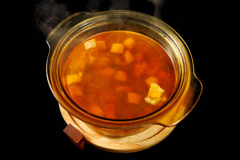 热腾腾的蔬菜汤图片