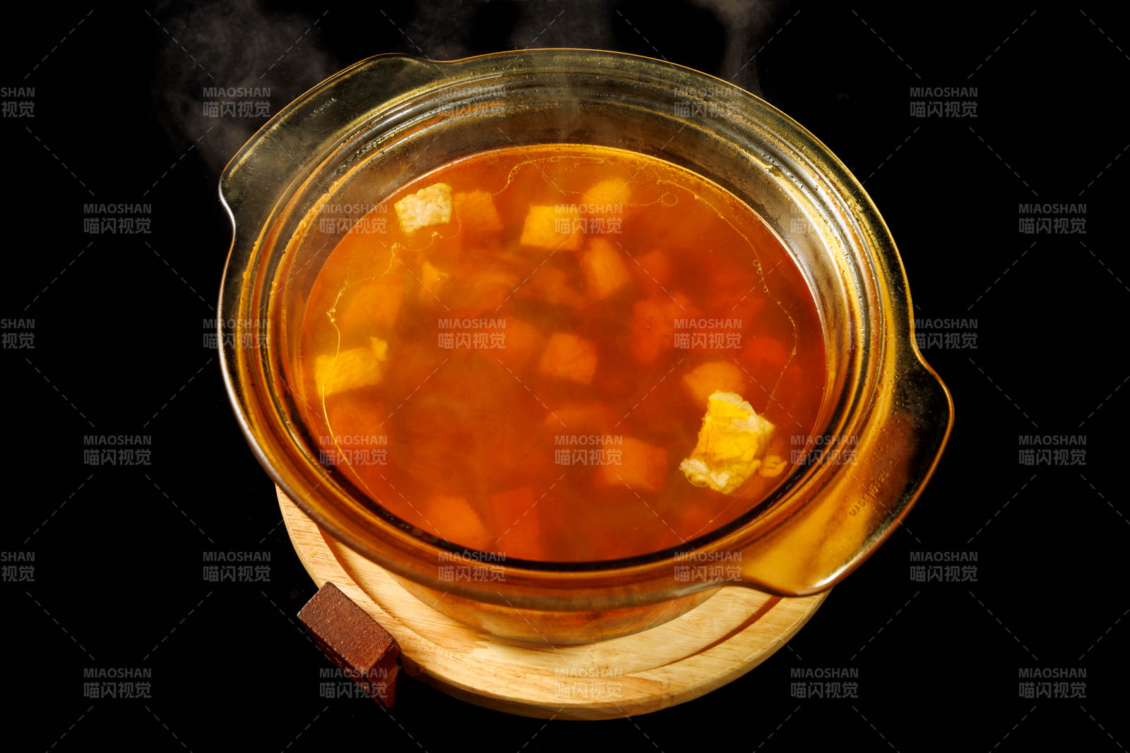 热腾腾的蔬菜汤图片