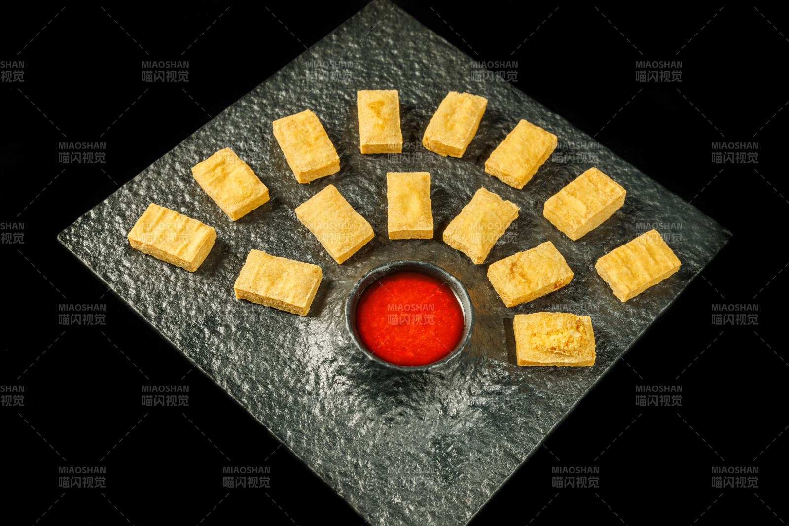 小吃拼盘配酱料图片