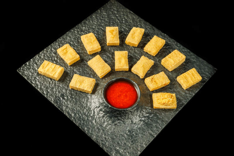 小吃拼盘配酱料图片