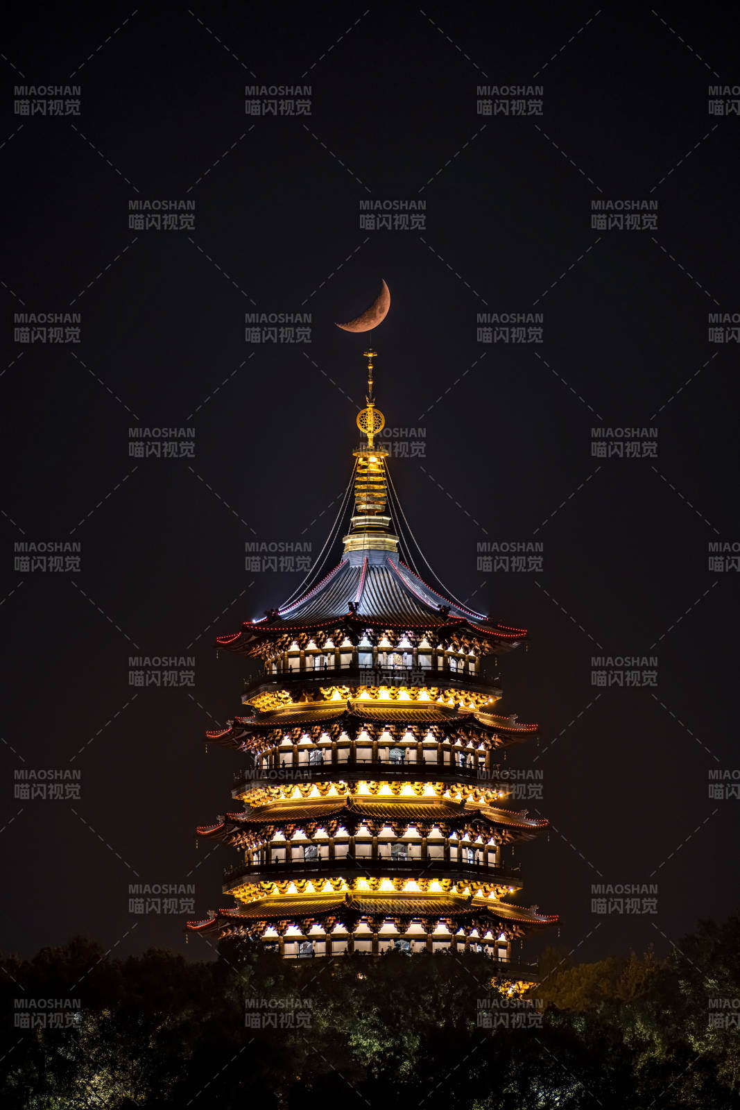 夜色中的雷峰塔与新月图片