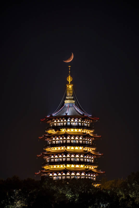 夜色中的雷峰塔与新月图片