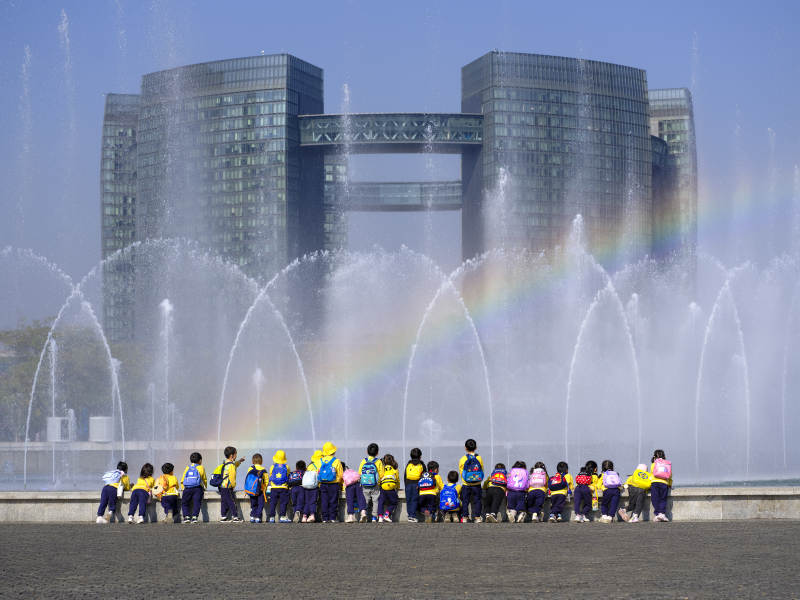 彩虹下的儿童合影图片