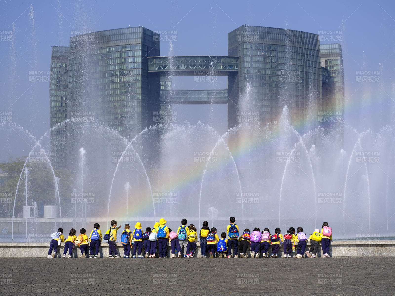彩虹下的儿童合影图片