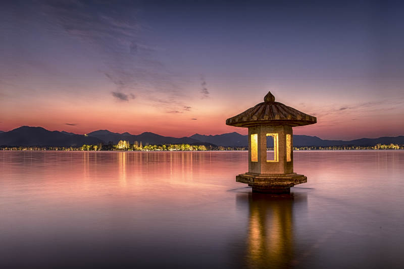 西湖翠光亭夜景图片