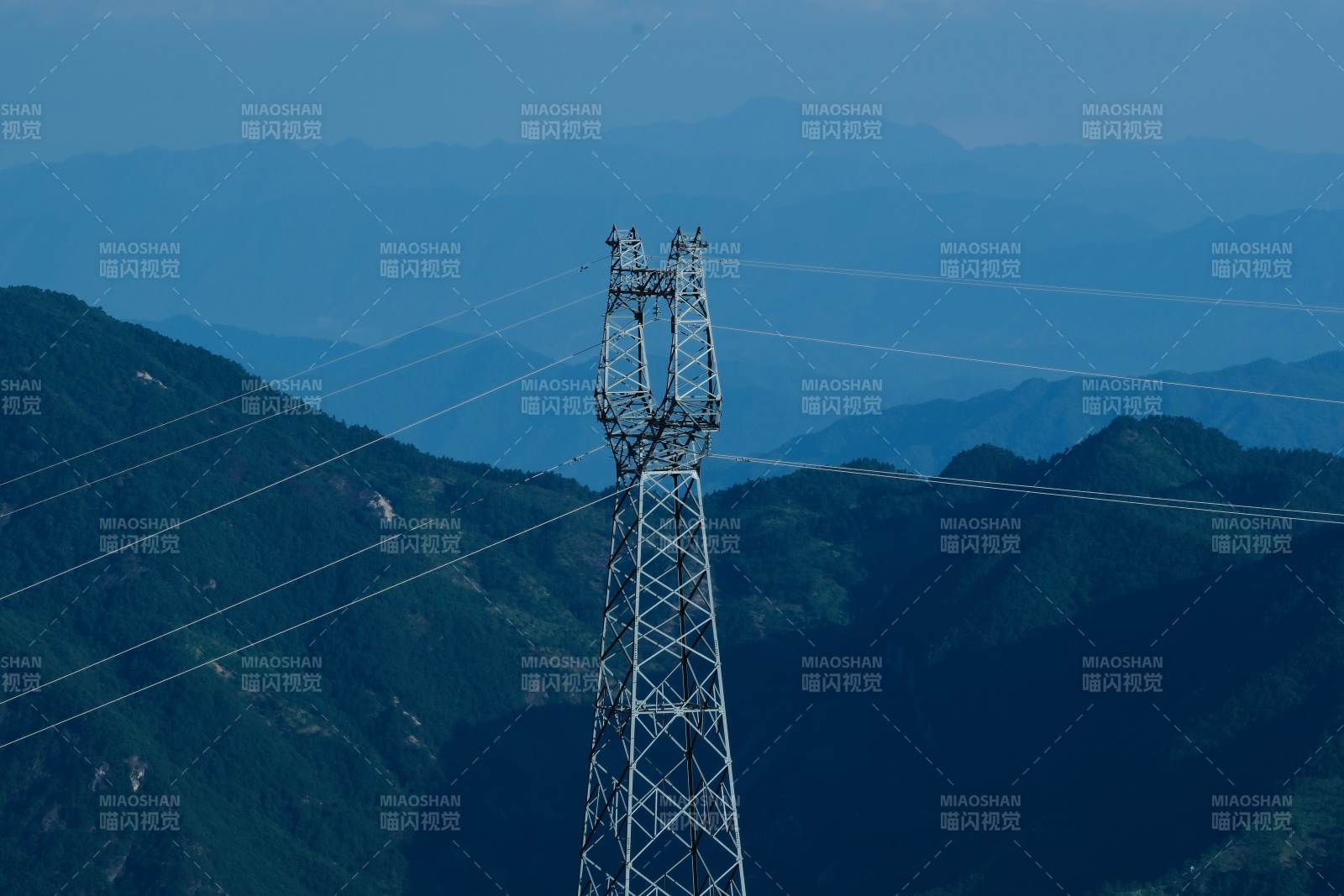 山间高压电塔与远山图片