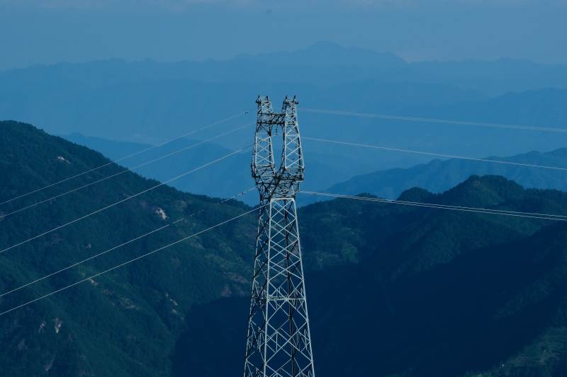 山间高压电塔与远山图片