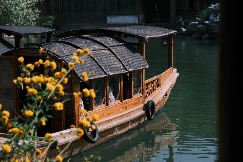 濮院古镇水上木船图片