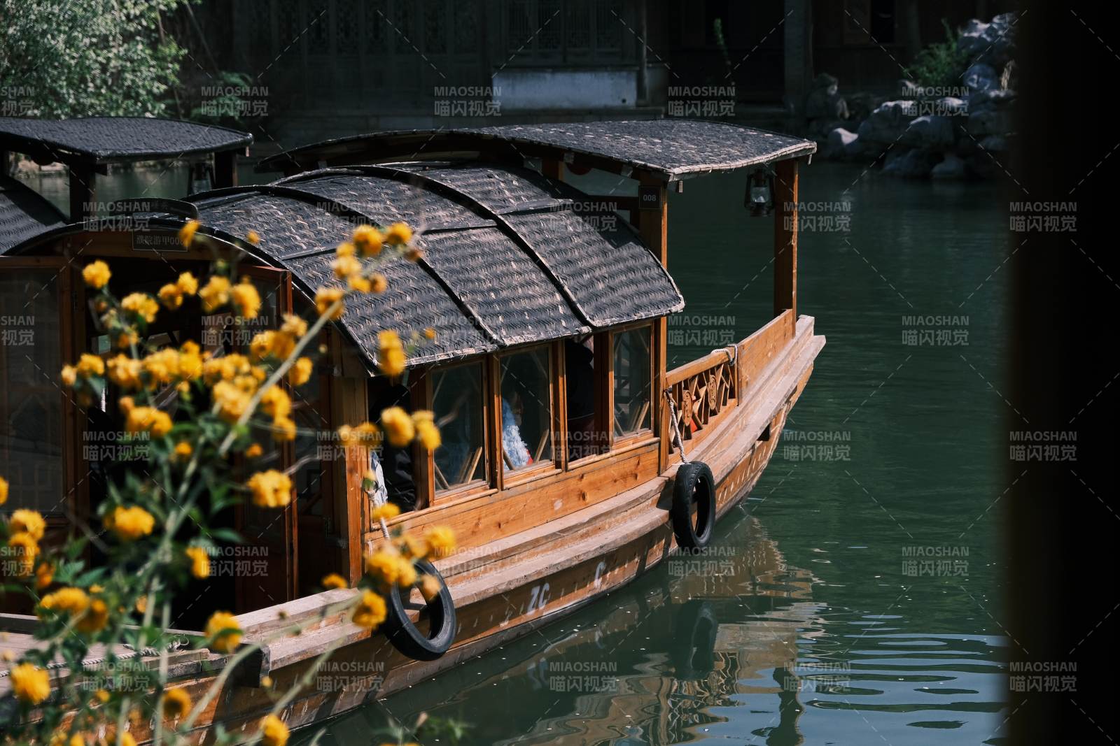 濮院古镇水上木船图片