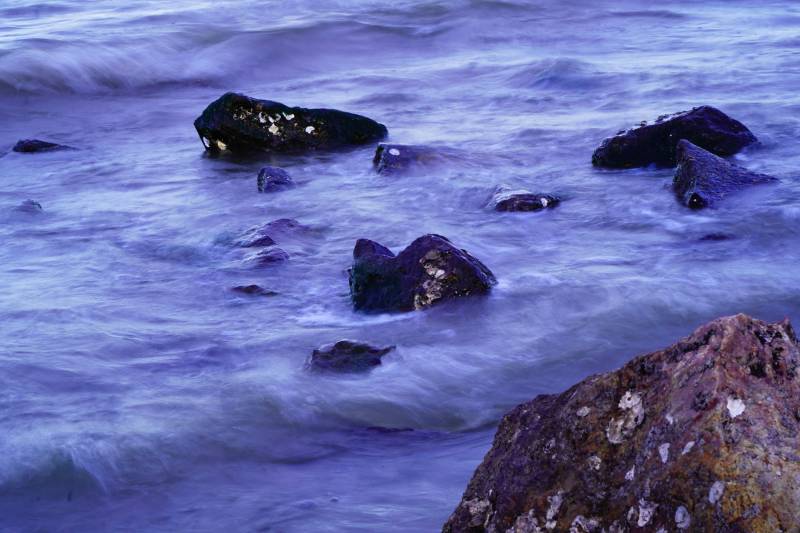 海浪拍打岩石的宁静瞬间图片