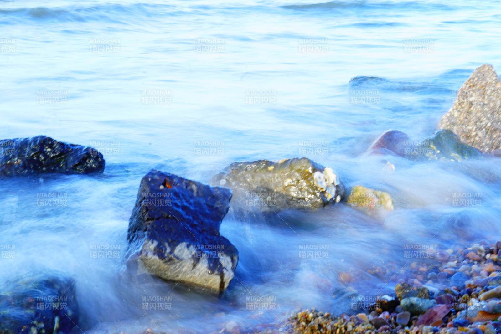 海浪轻抚岩石图片