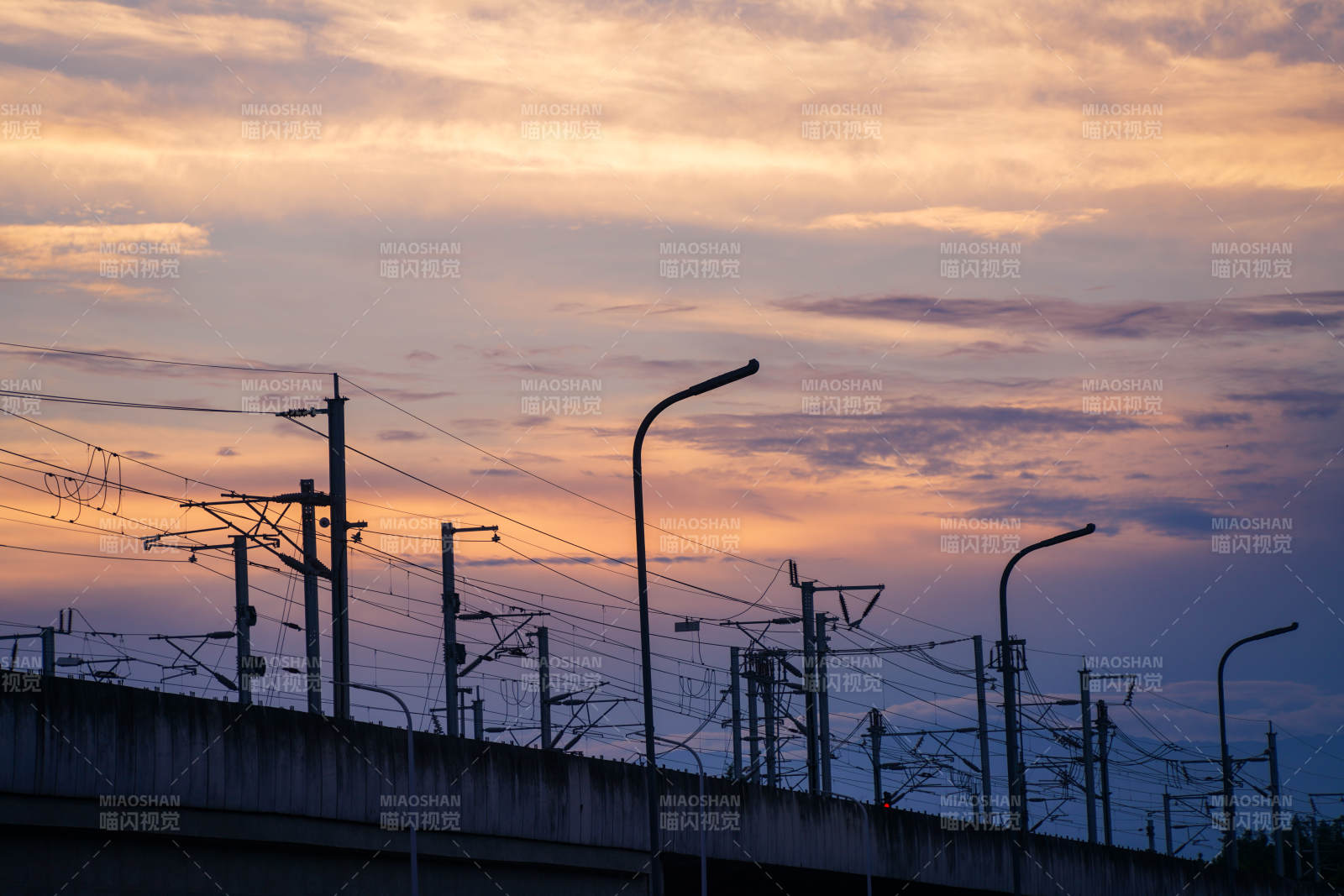 黄昏下地铁接触网图片
