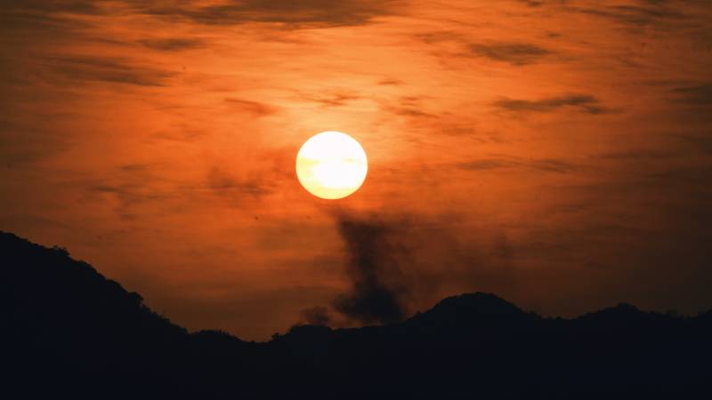 夕阳西下 山影剪影图片
