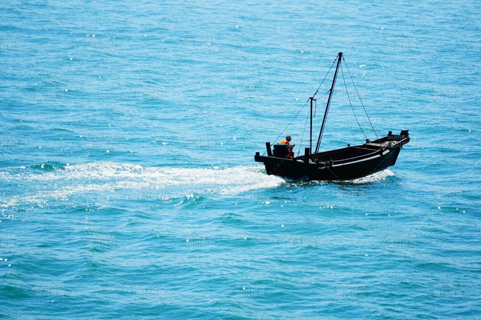 海上孤舟 一人独行图片