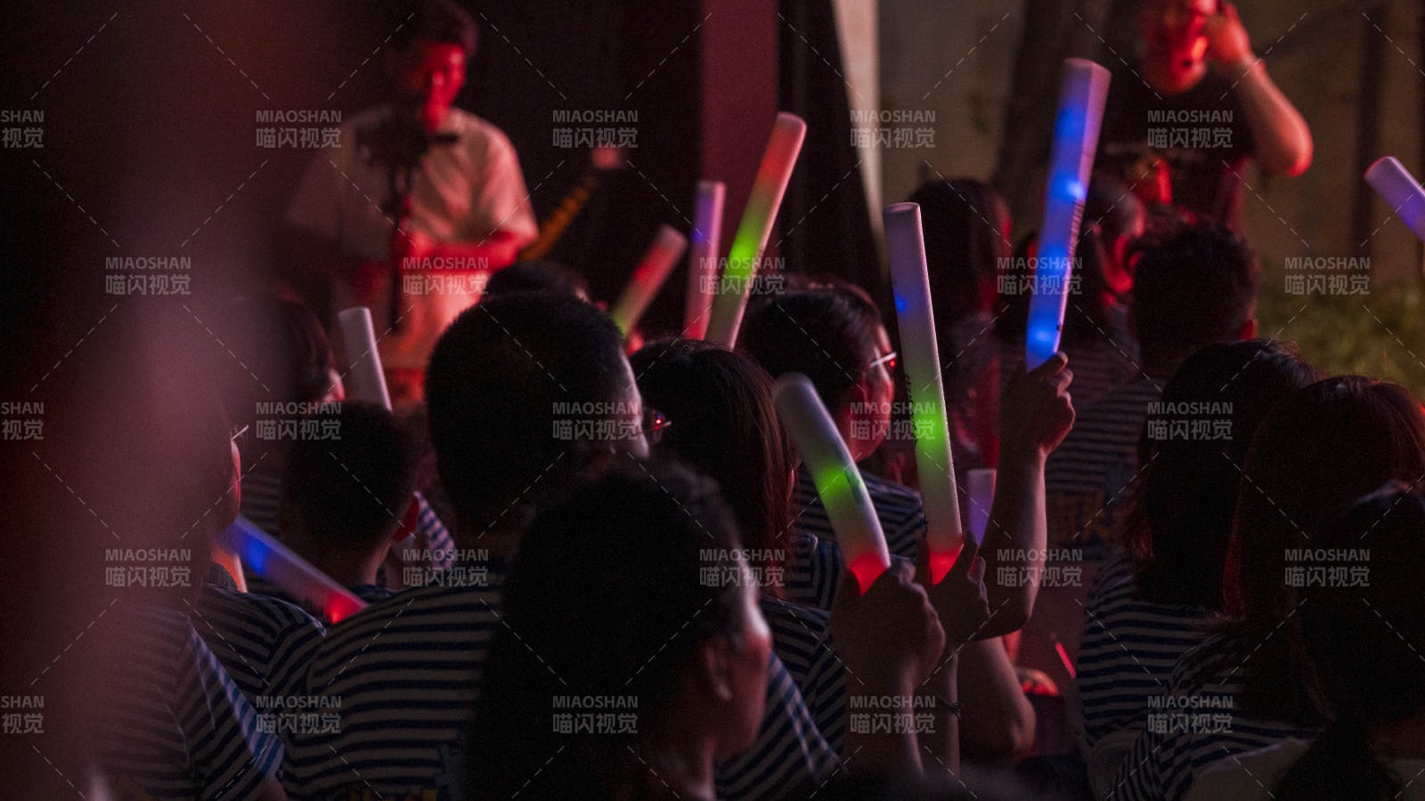 音乐会现场观众挥舞荧光棒图片
