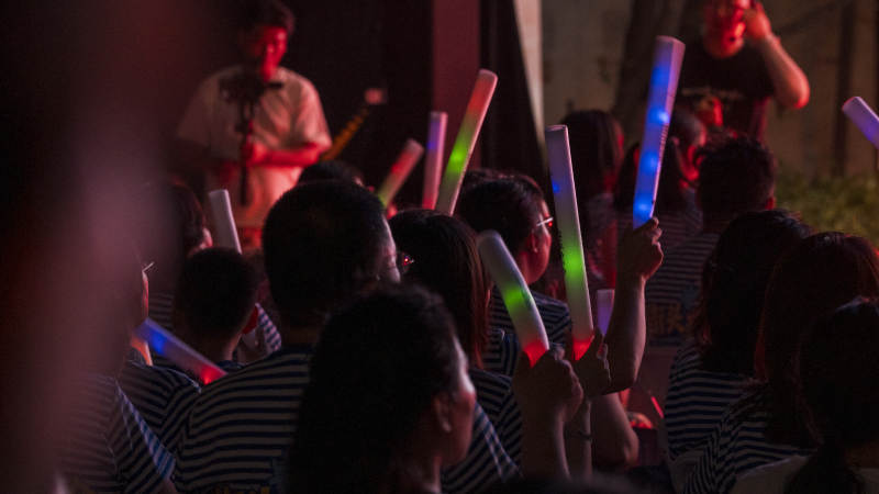 音乐会现场观众挥舞荧光棒图片