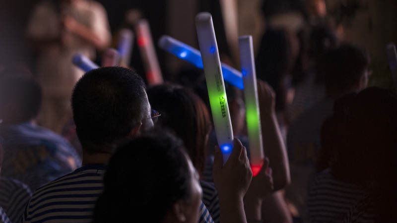 演唱会现场荧光棒闪耀图片