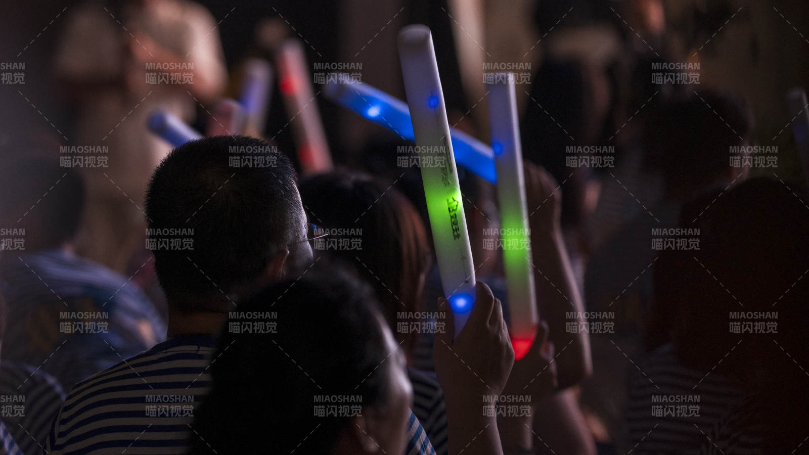 演唱会现场荧光棒闪耀图片