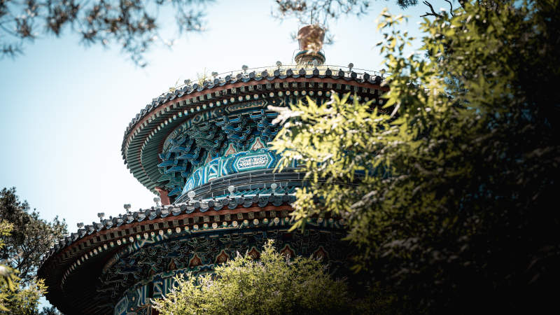 景山公园古塔绿荫映蓝天图片