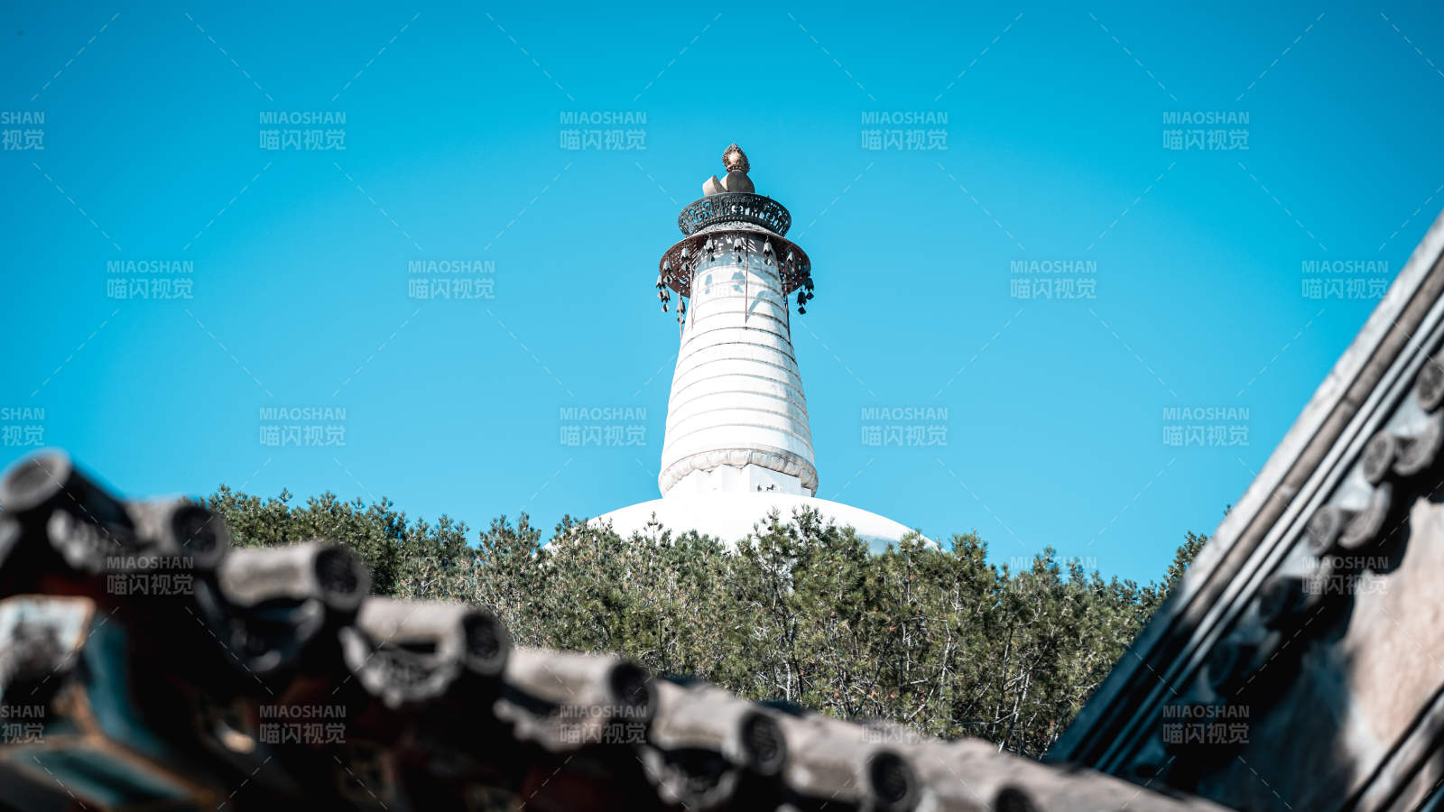 北海公园白塔晴空映古檐图片