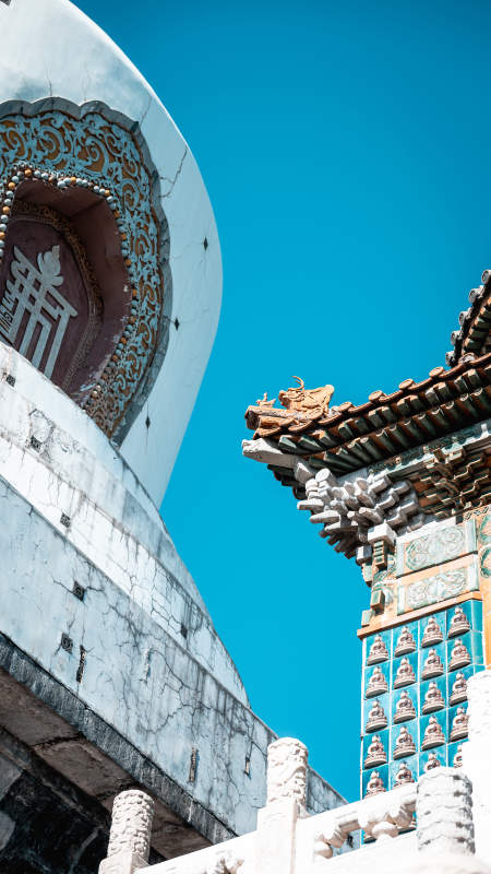 北海公园白塔与飞檐的蓝天映衬图片