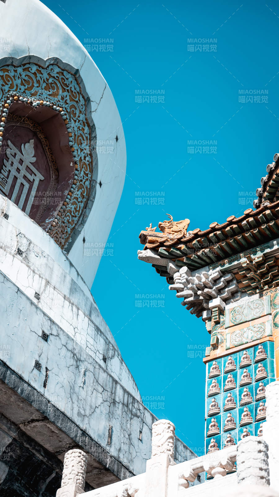 北海公园白塔与飞檐的蓝天映衬图片