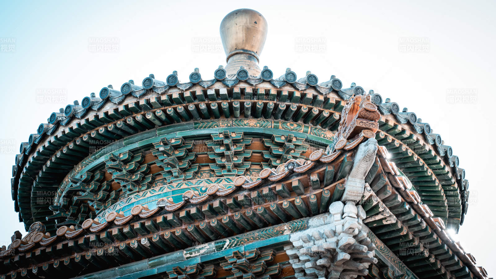 北海公园古塔穹顶 精雕细琢之美图片