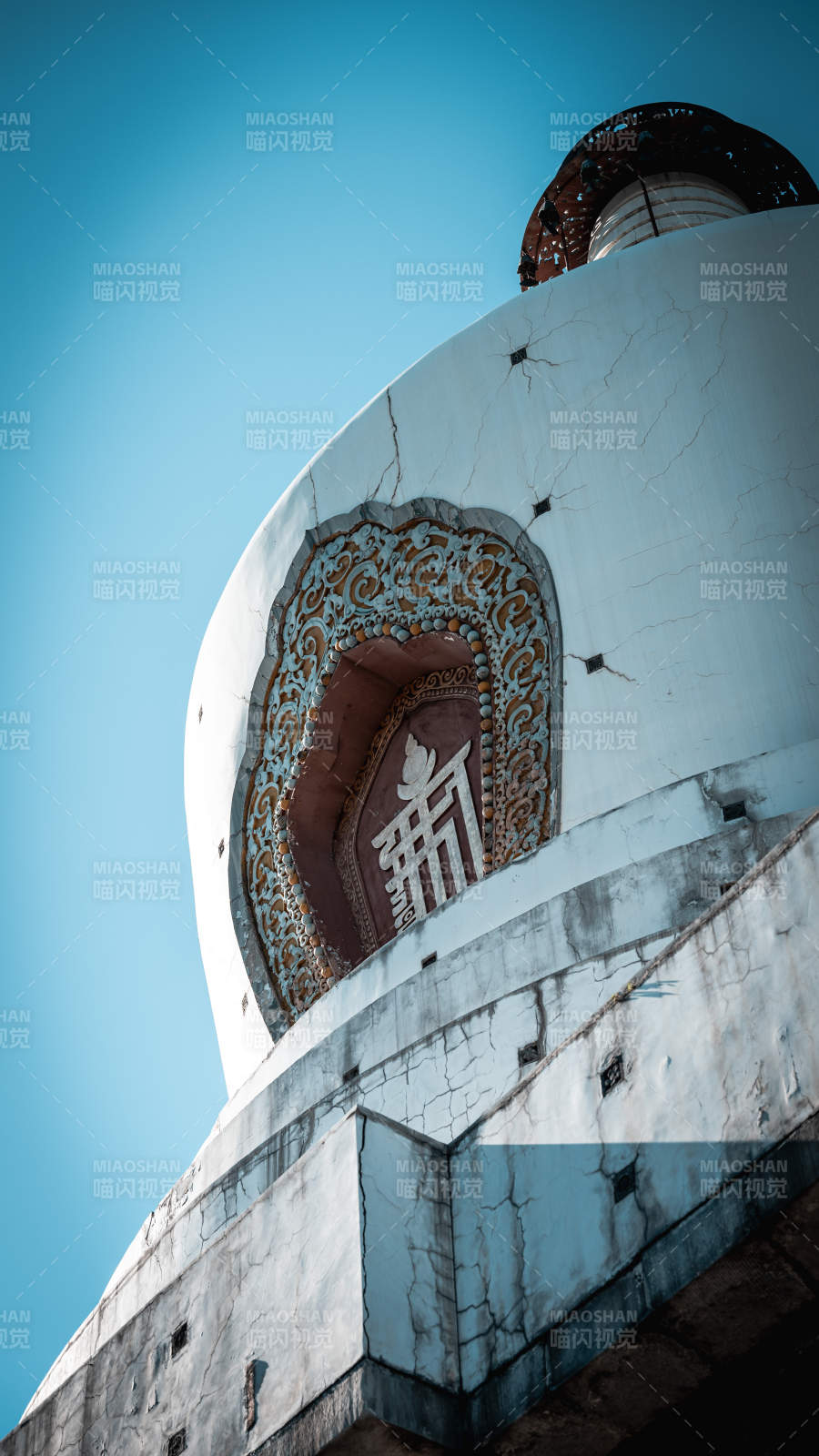 北海公园古老佛塔的华丽细节图片