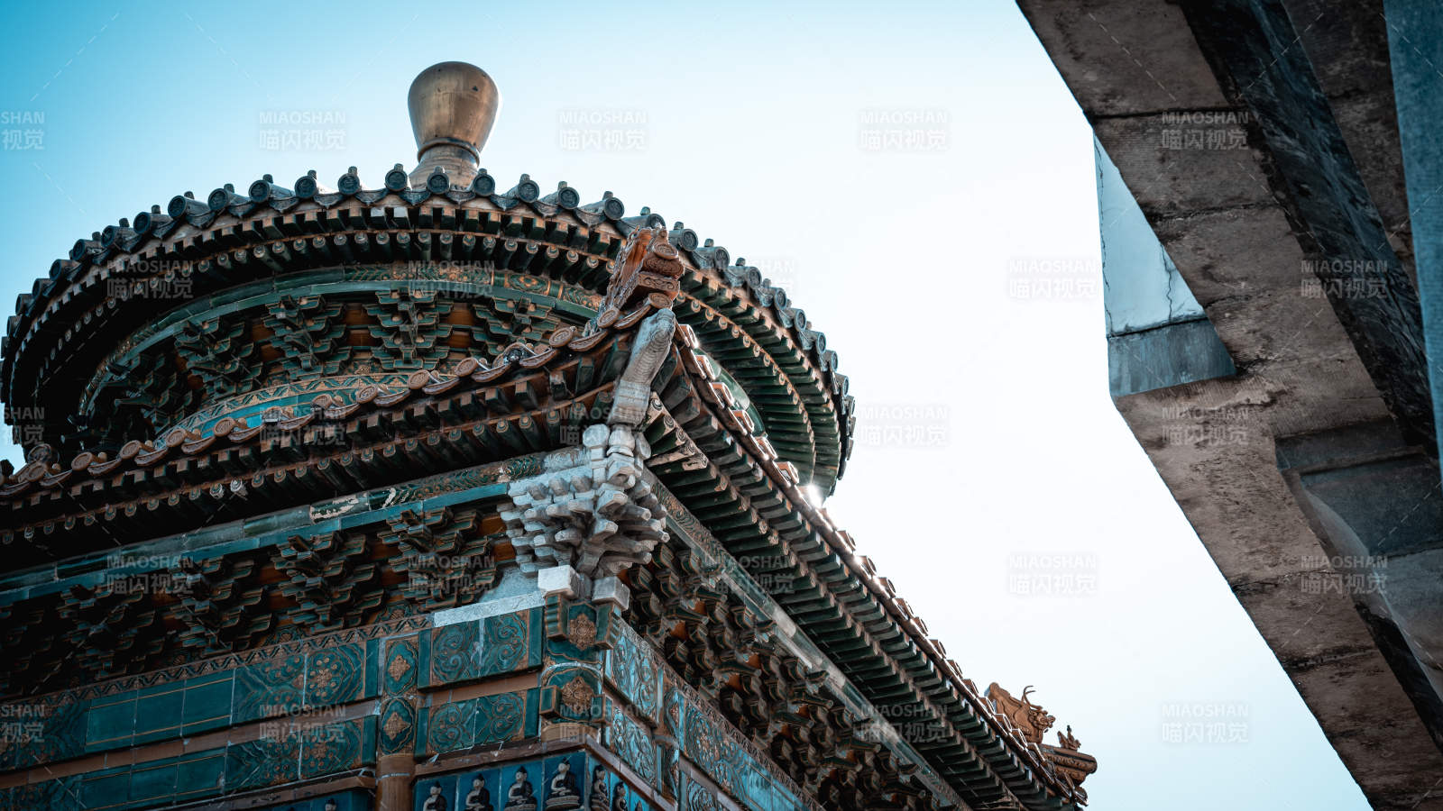 北海公园古塔飞檐 青蓝琉璃瓦图片