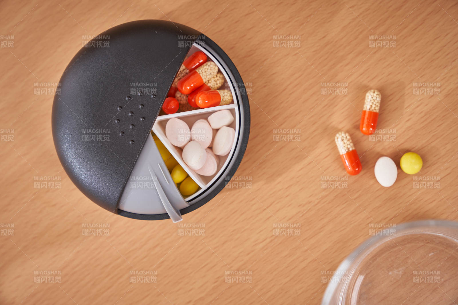 药盒与胶囊特写图片