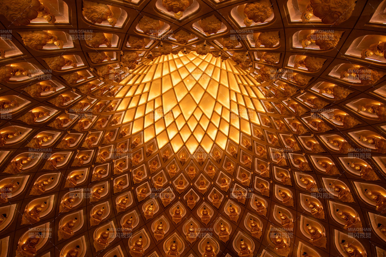 舟山观音金色穹顶的华丽光芒图片