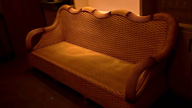 复古藤编沙发温暖灯光图片