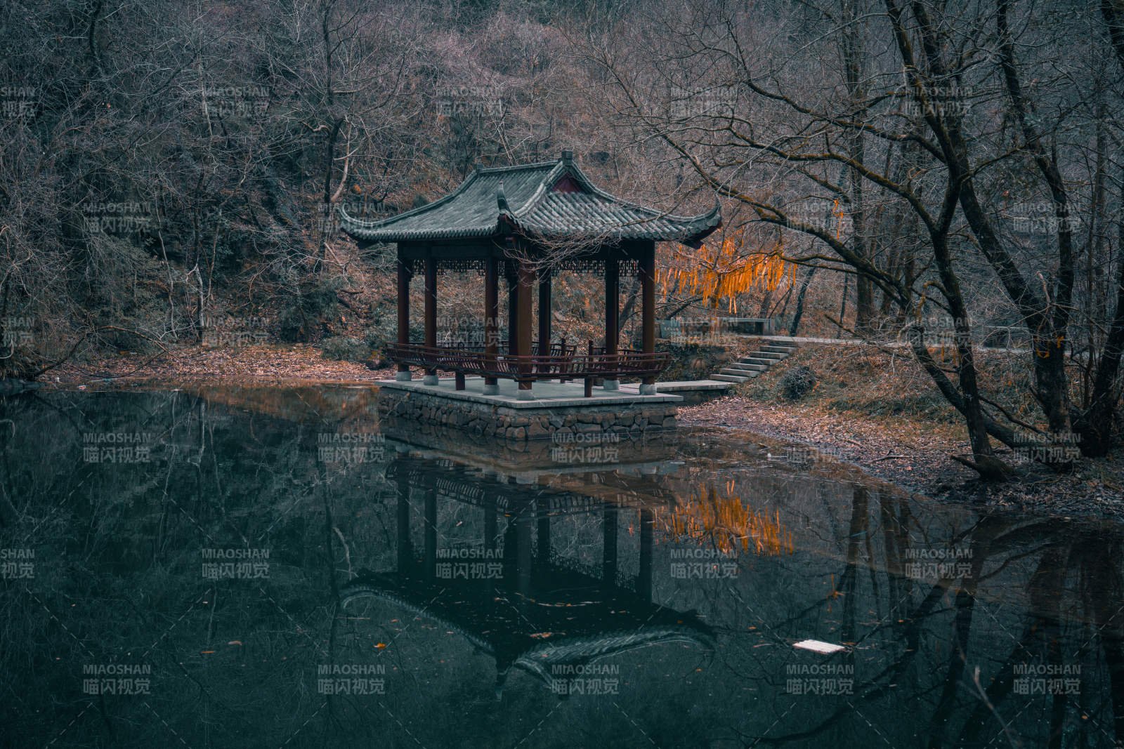 湖畔古亭秋色浓图片