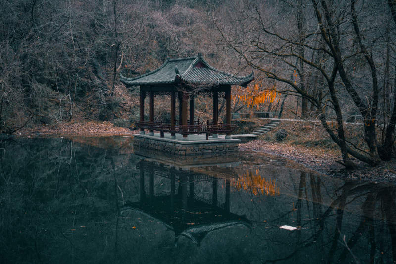 湖畔古亭秋色浓图片