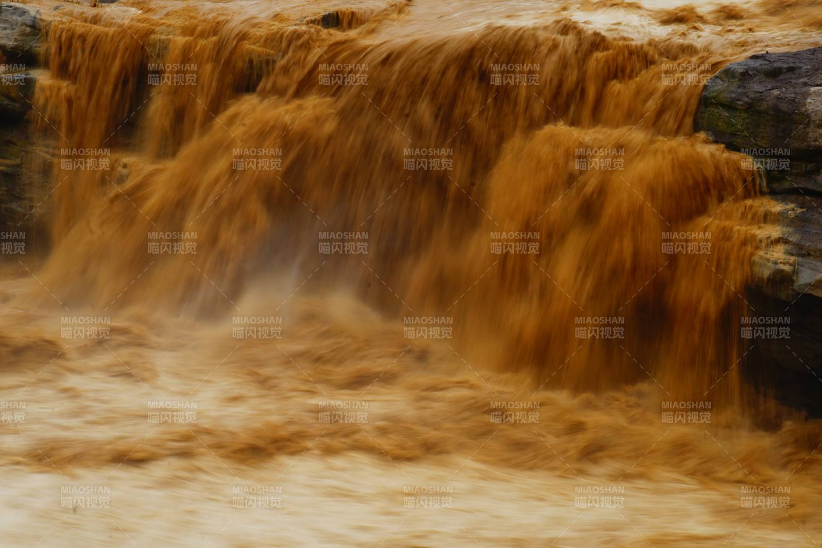 湍急的泥黄色瀑布流位于黄河壶口瀑布图片