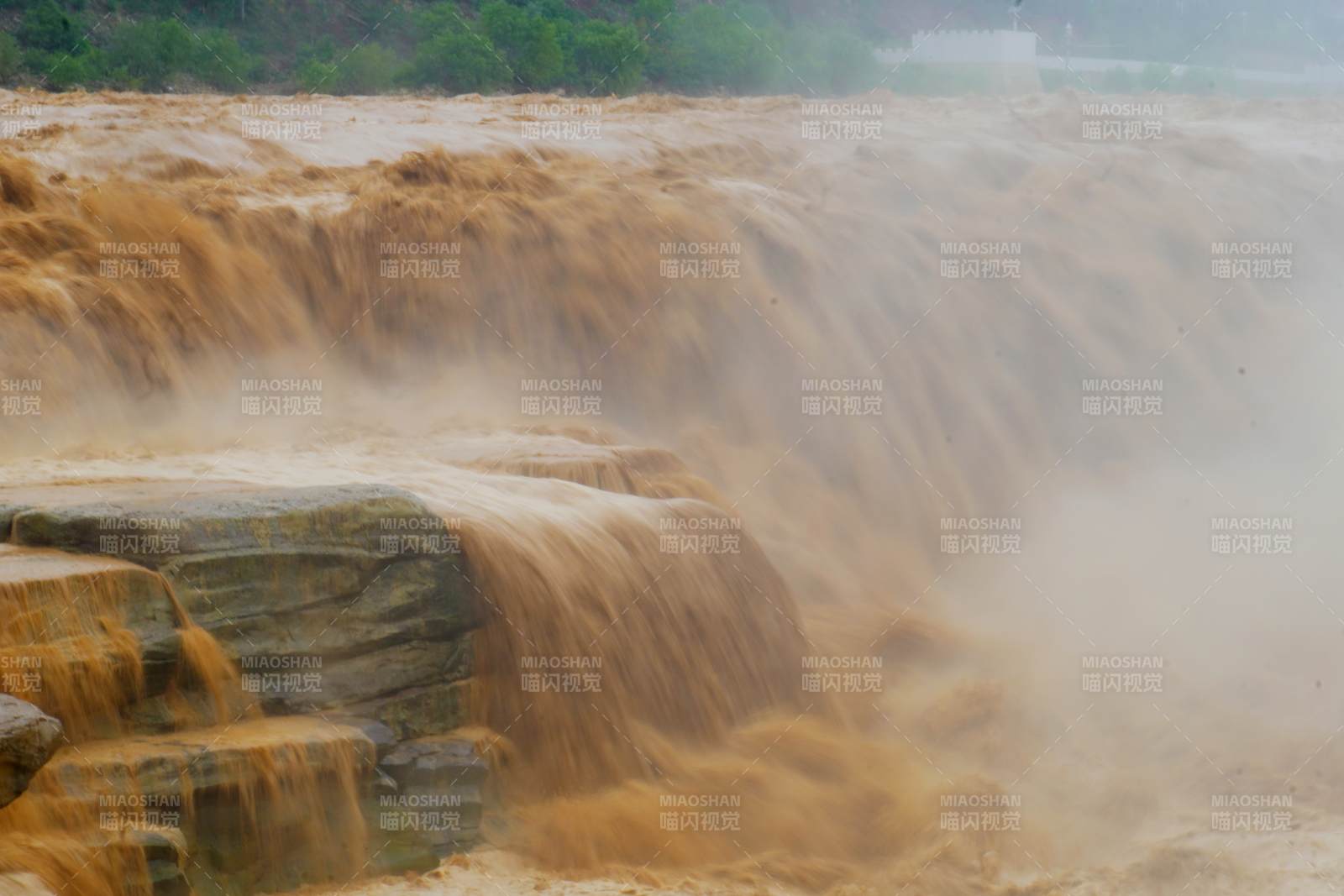 黄河壶口瀑布壮观景象位于壶口镇图片