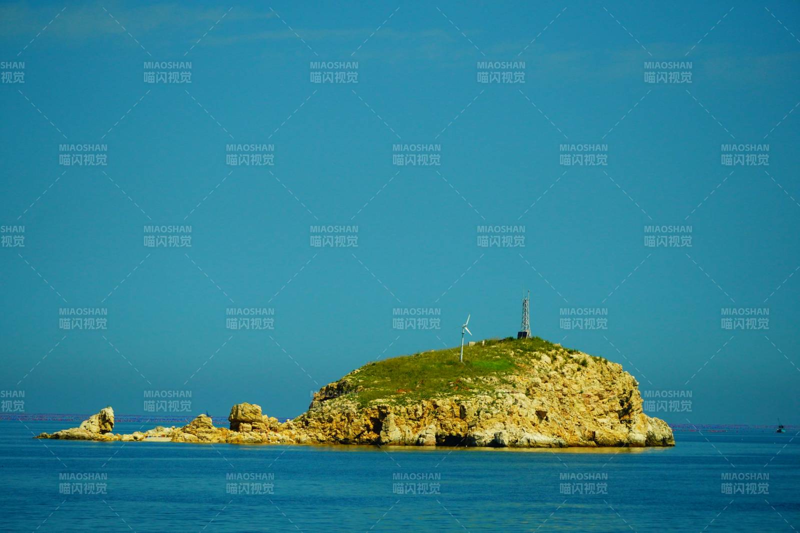 孤岛上的风车与灯塔位于烟台市养马岛图片