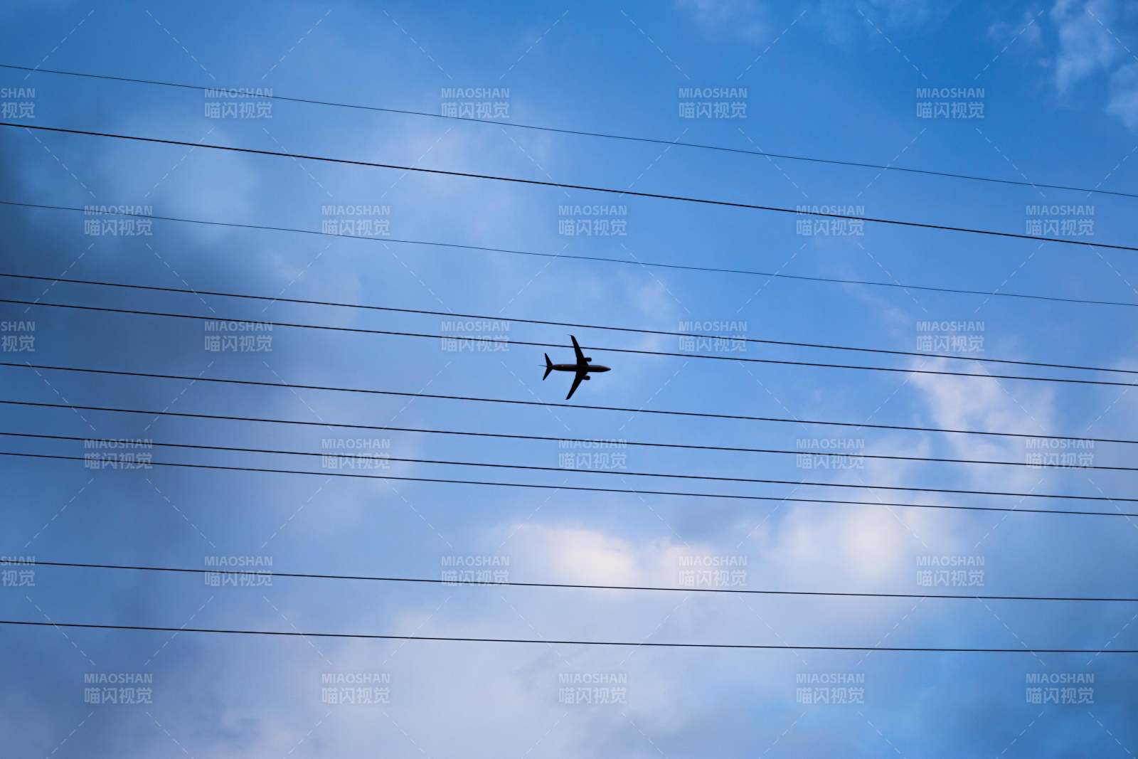 飞机穿越电线的天空图片