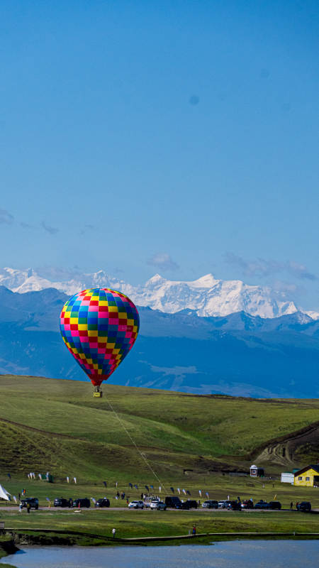 昭苏湿地公园 热气球飘过雪山草原图片