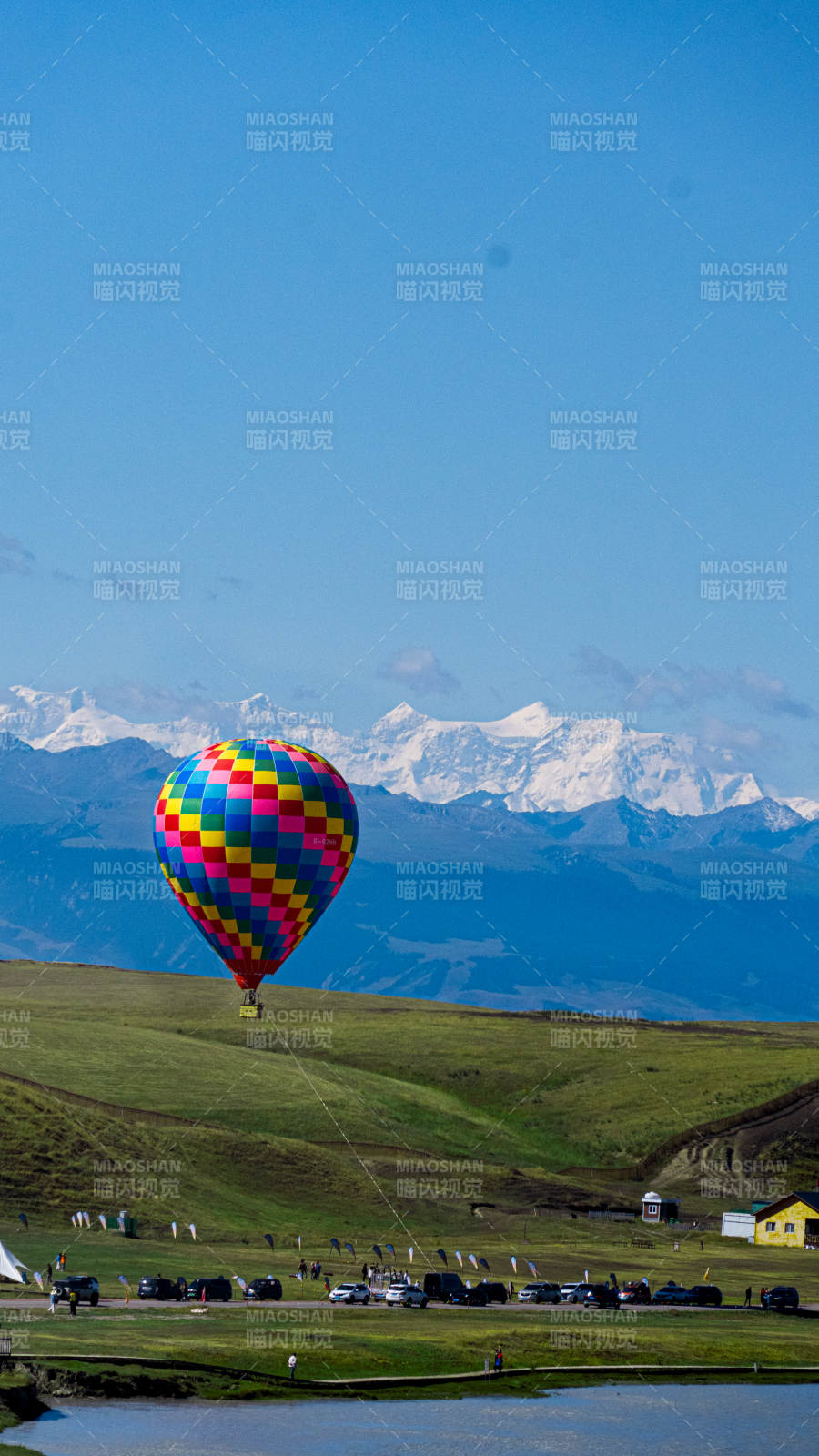 昭苏湿地公园 热气球飘过雪山草原图片