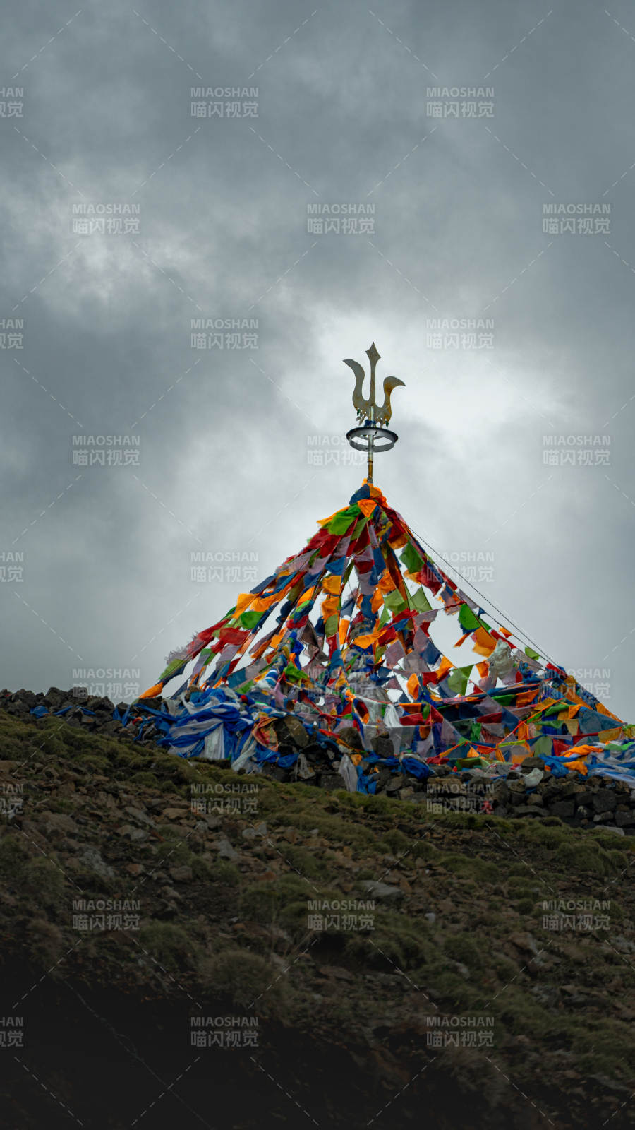 藏旗 风马旗塔在云端飘扬图片