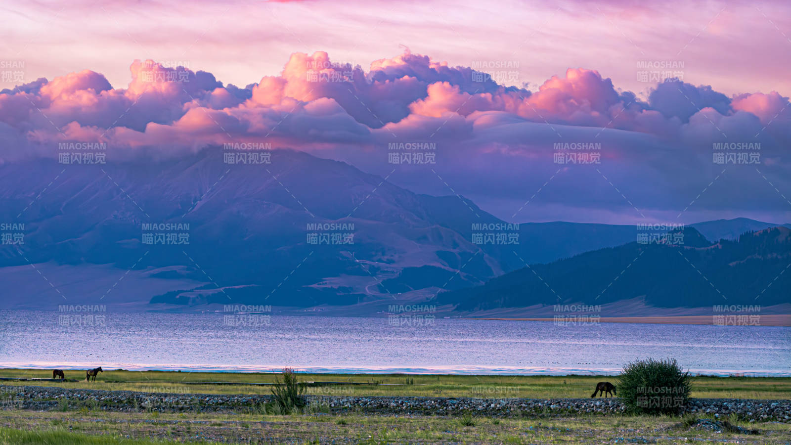 赛里木湖的日出  山影朦胧图片