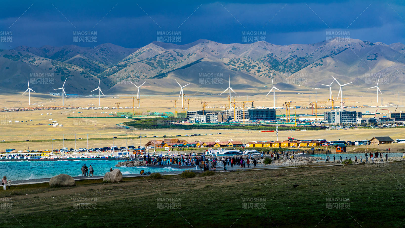 赛里木湖 远方小镇图片