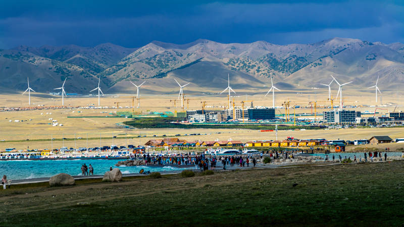 赛里木湖 远方小镇图片