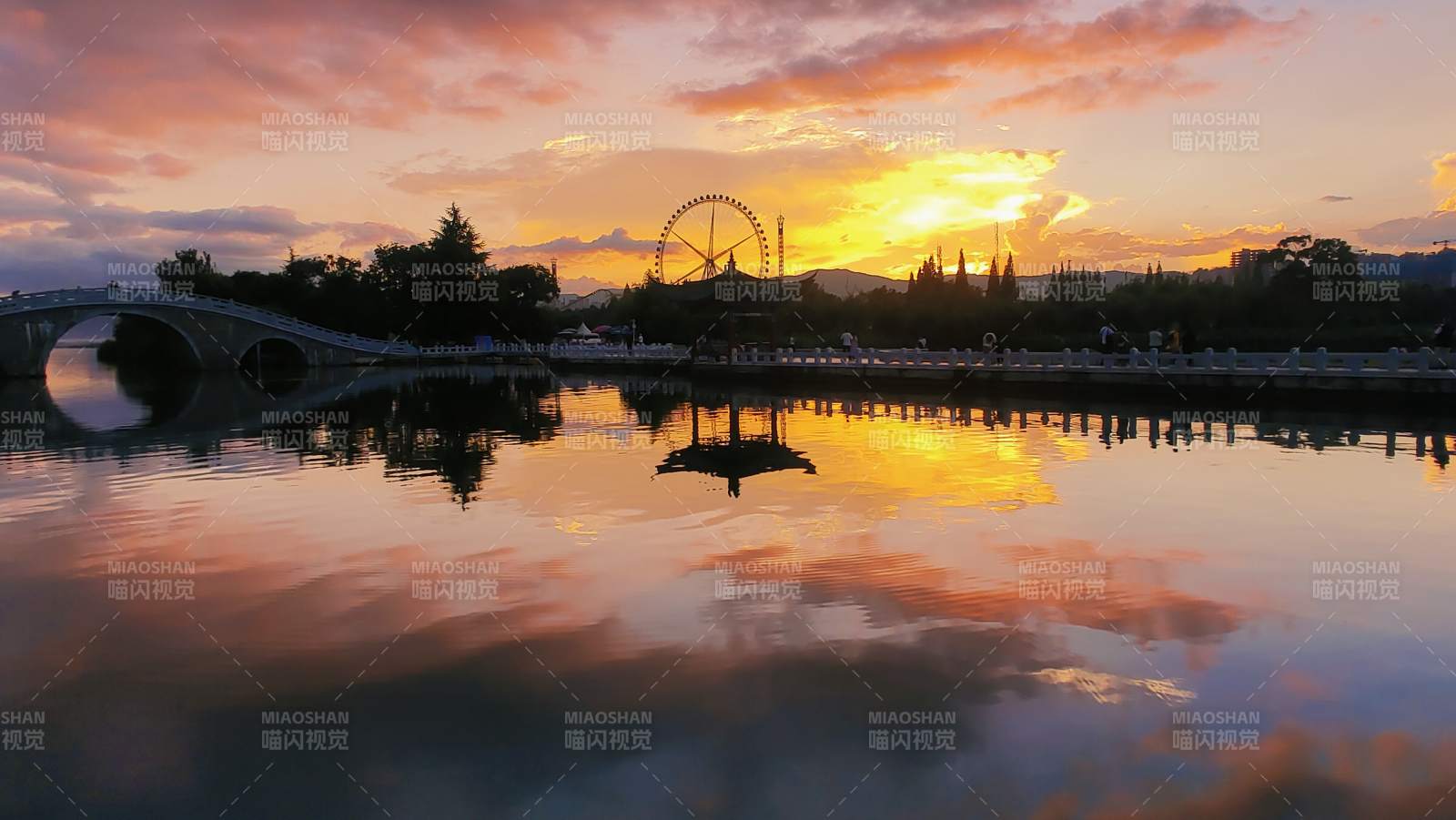 大观公园的夕阳映桥 湖面倒影图片