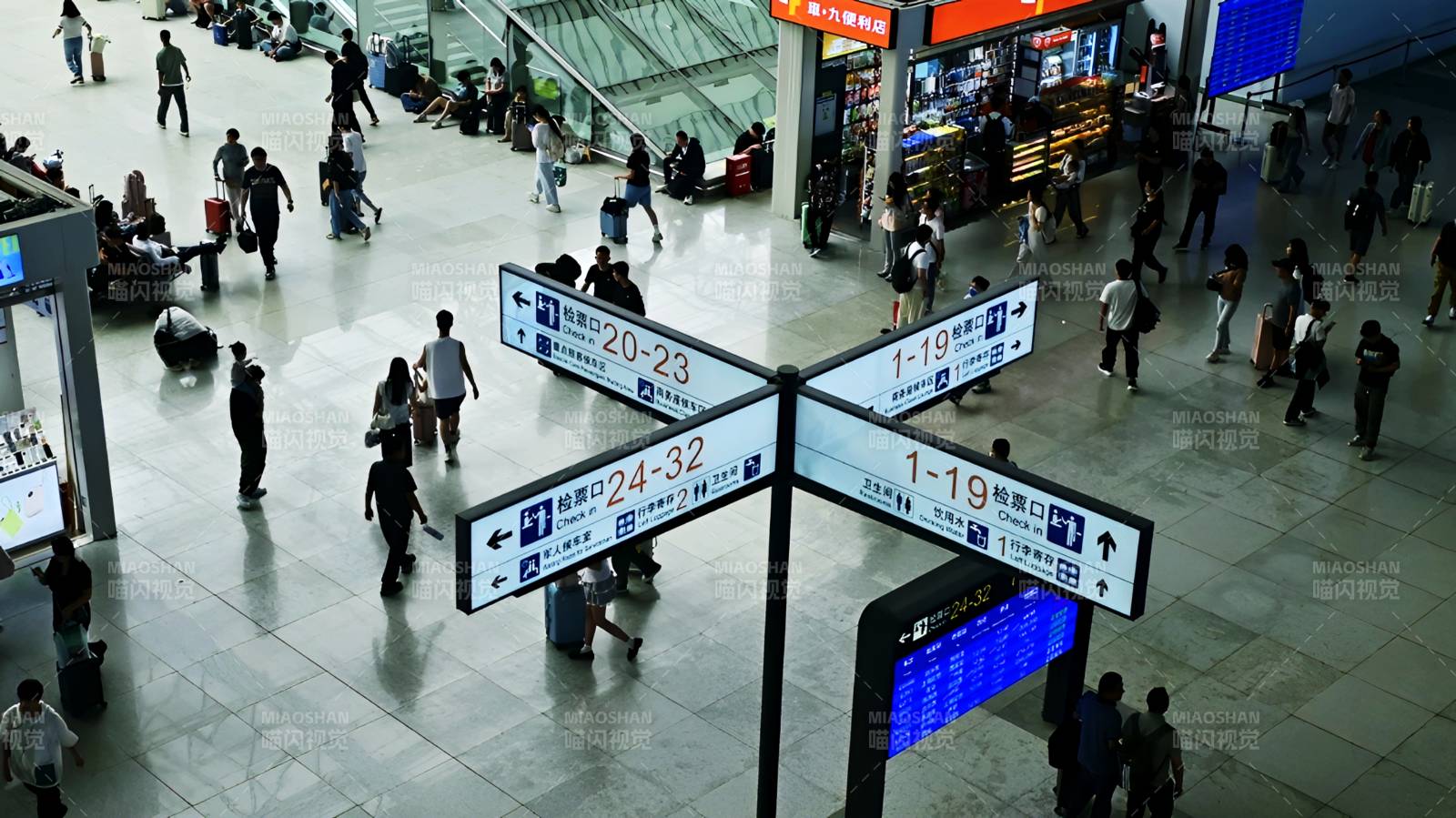 高铁站大厅指示牌下南来北往的旅客图片