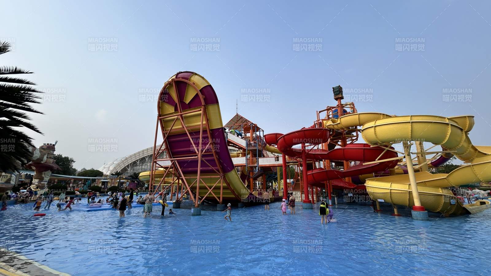 水上乐园欢乐滑梯图片