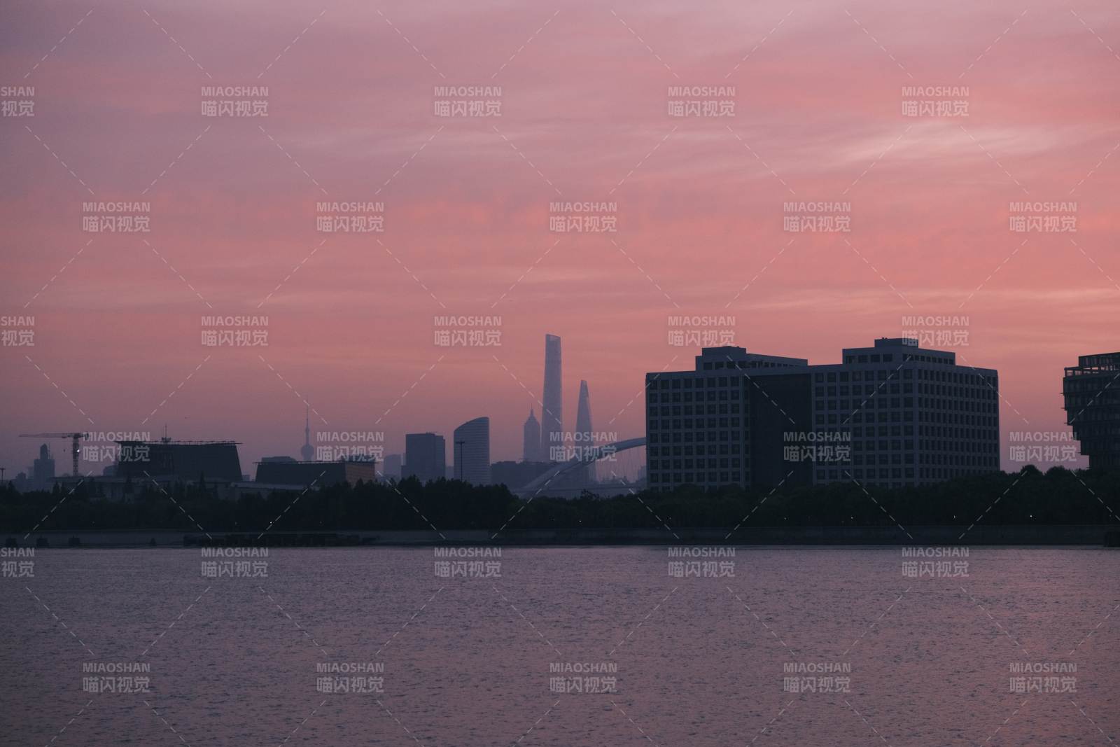 黄昏下的城市剪影图片