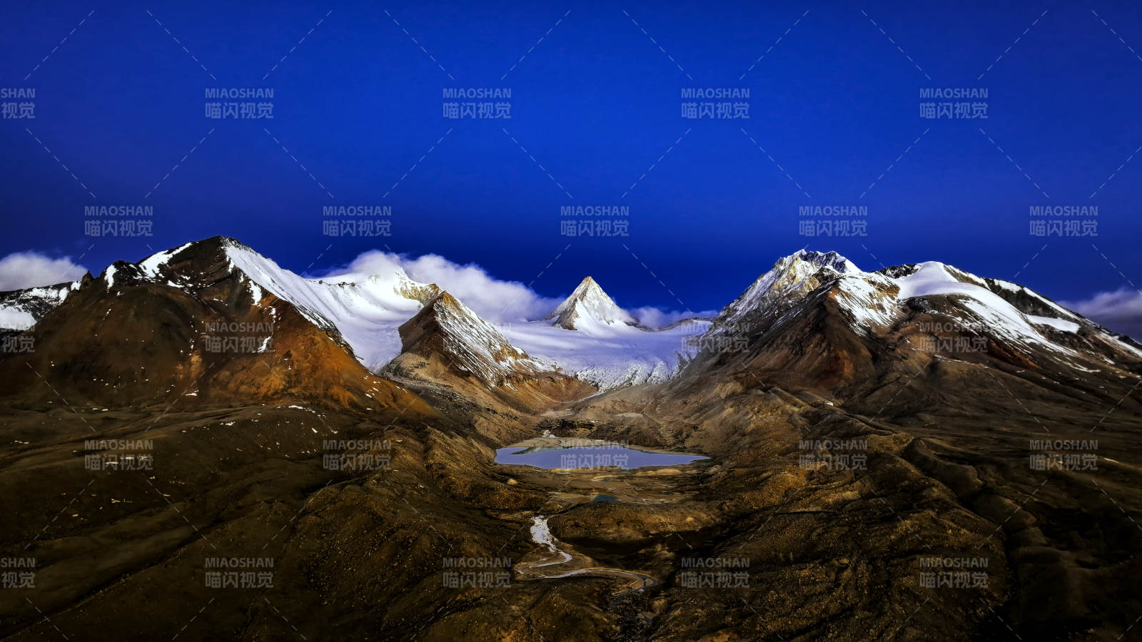 国王峰日出前的蓝调时刻图片